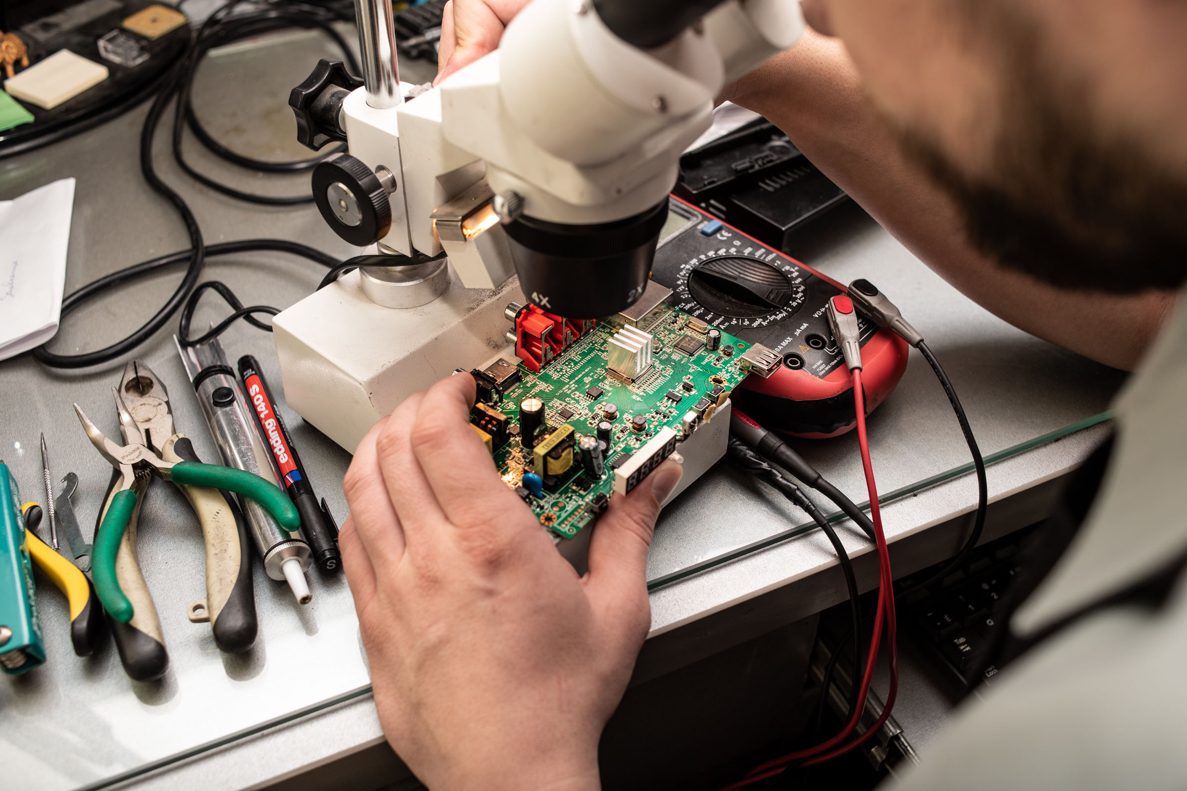 Как ремонтируют бытовую электронику?