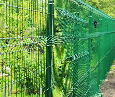 Экологичный и эстетичный выбор: забор из зеленой сетки для вашего участка