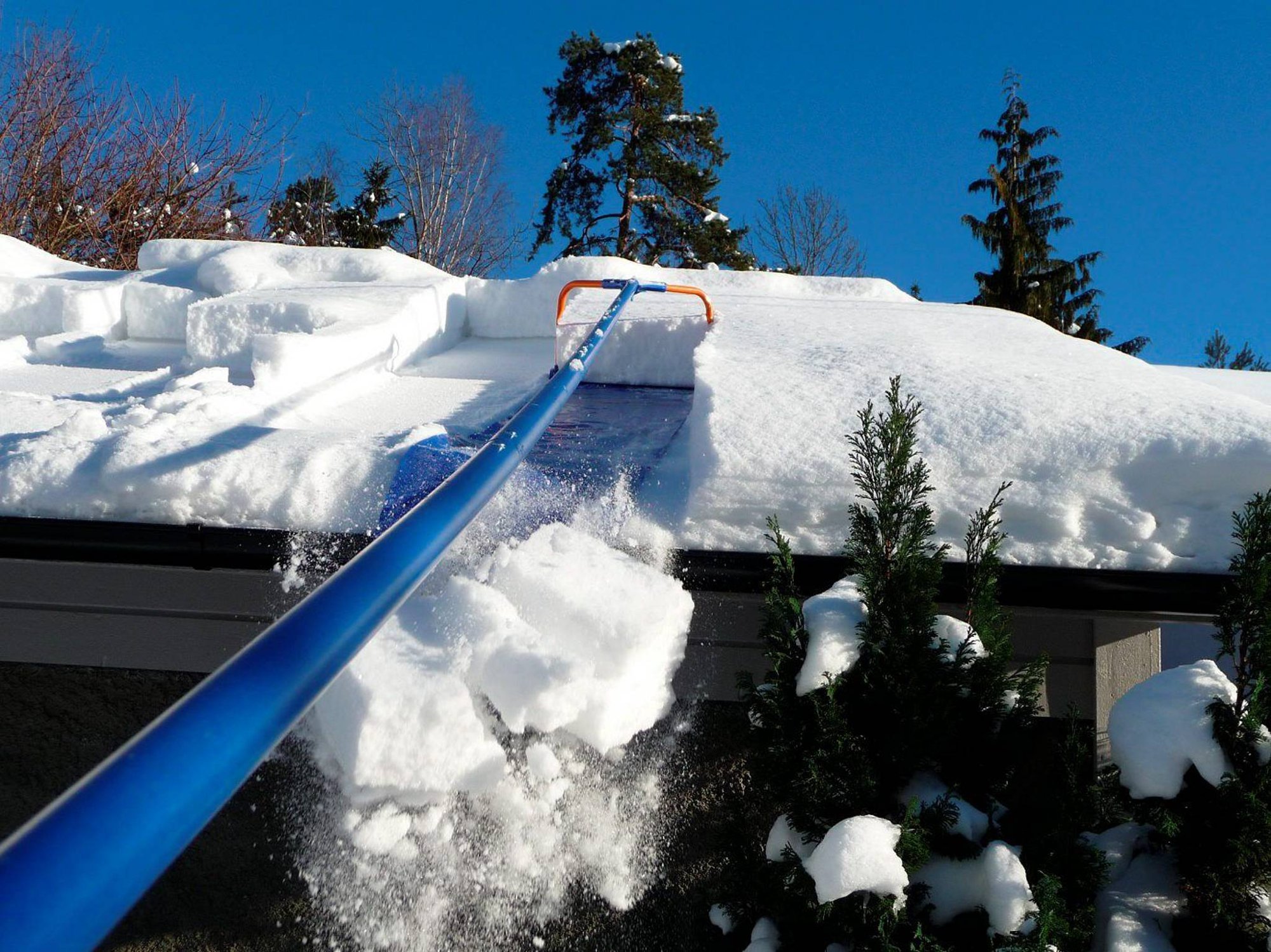 Для очистки снега с крыши